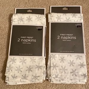 Napkins First Frost❄️ 2 napkins in each package for a total of 4! 💯% Cotton.